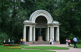Памятник Марии Федоровне в Павловском парке
