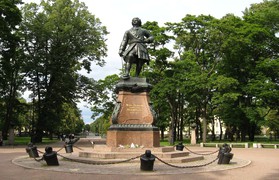 Памятник Петру Великому на Петровской набережной